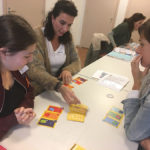 Deelnemers spelen spel voor kinderen tijdens les KiK opleiding Nederland