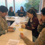 In groepjes werken de deelnemers tijdens een les van KiK opleiding Nederland